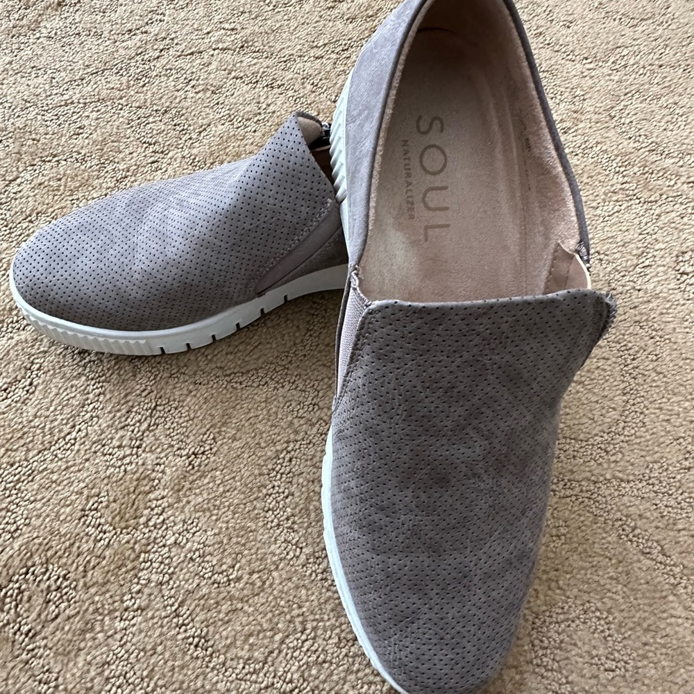 Women’s Naturalizer Soul Sneakers size 9